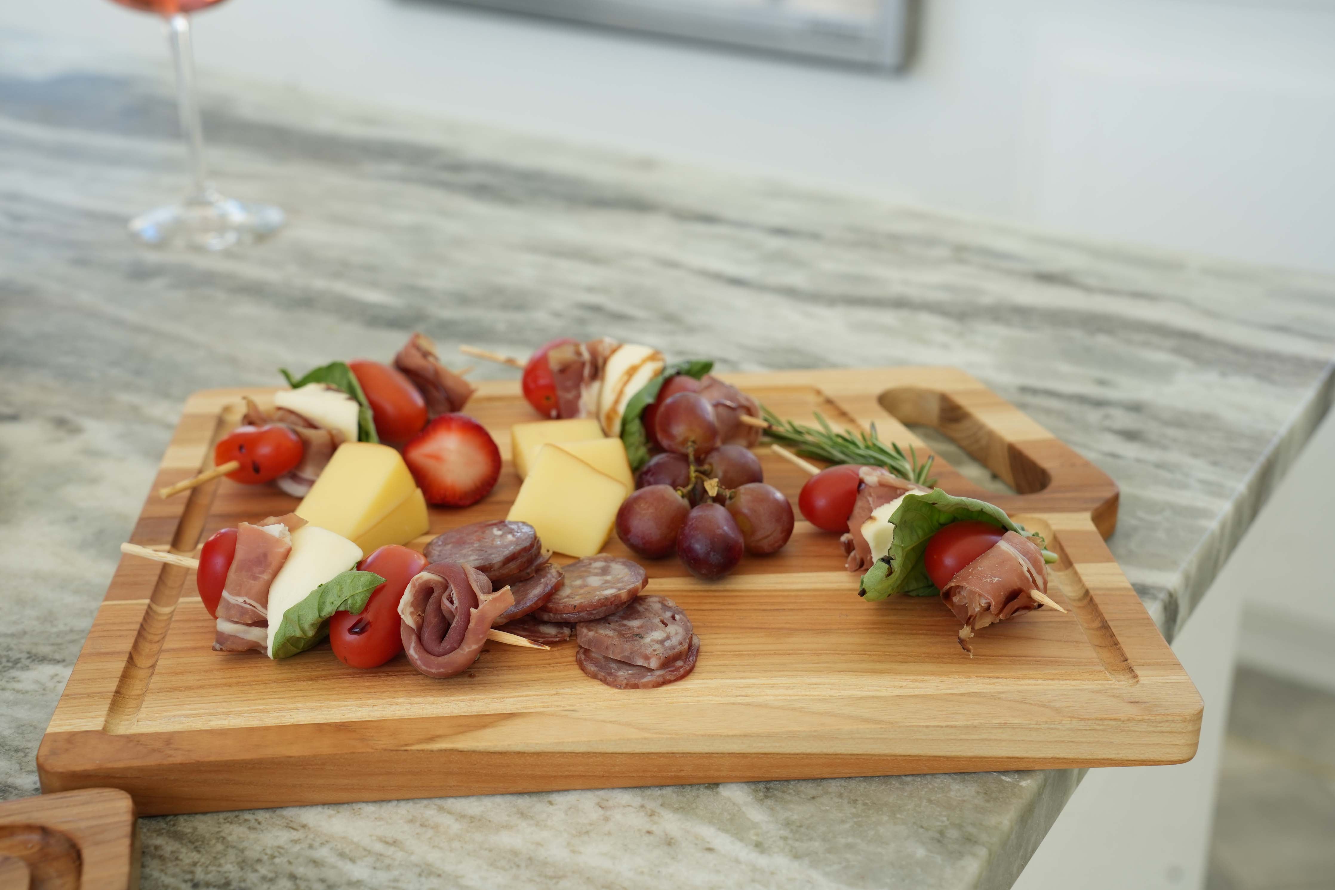 EcoDecors 14x10 FSC Teak Edge Grain Cutting Board with Handle & Groove