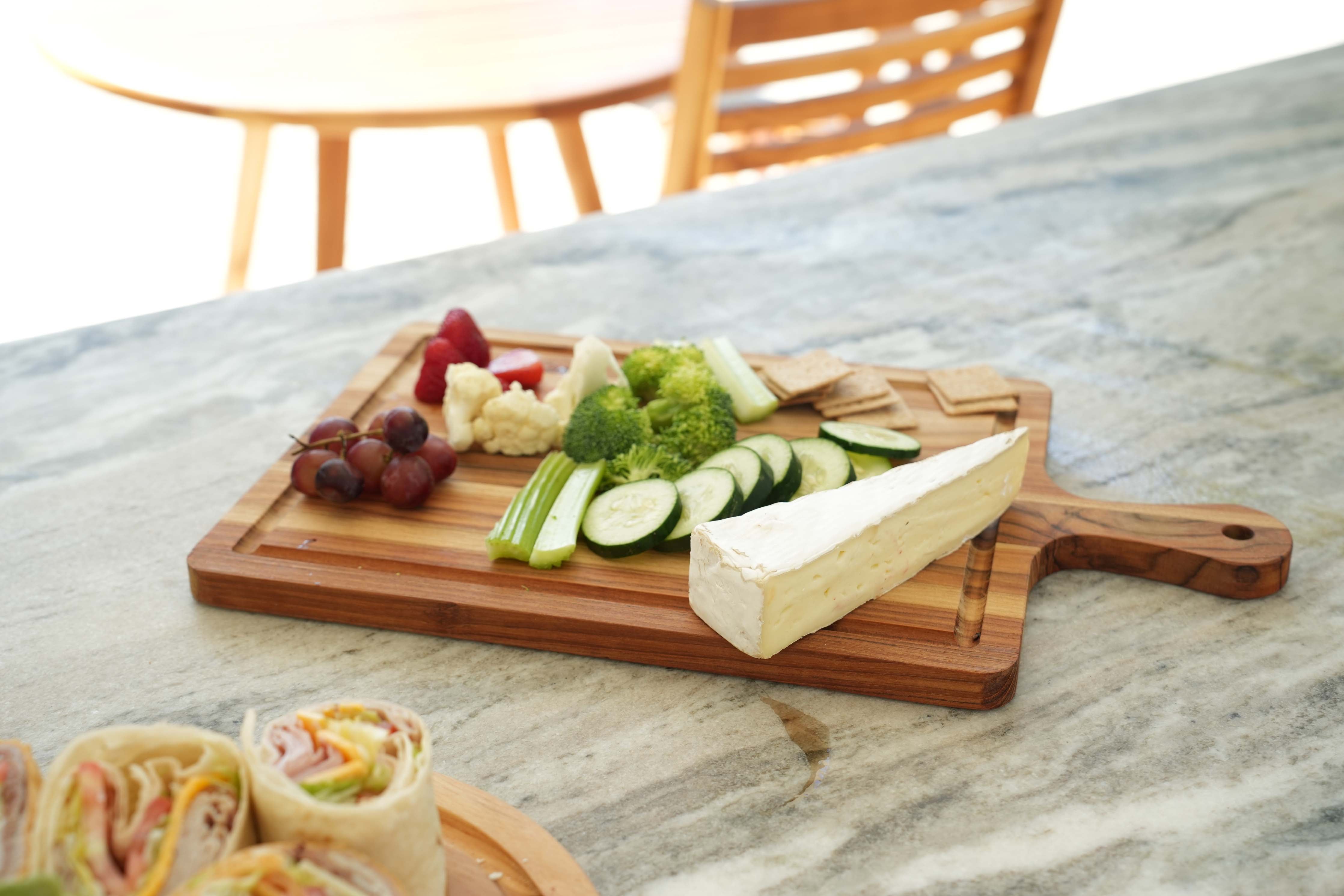EcoDecors 17x10 FSC Teak Edge Grain Cutting Board with Handle & Groove
