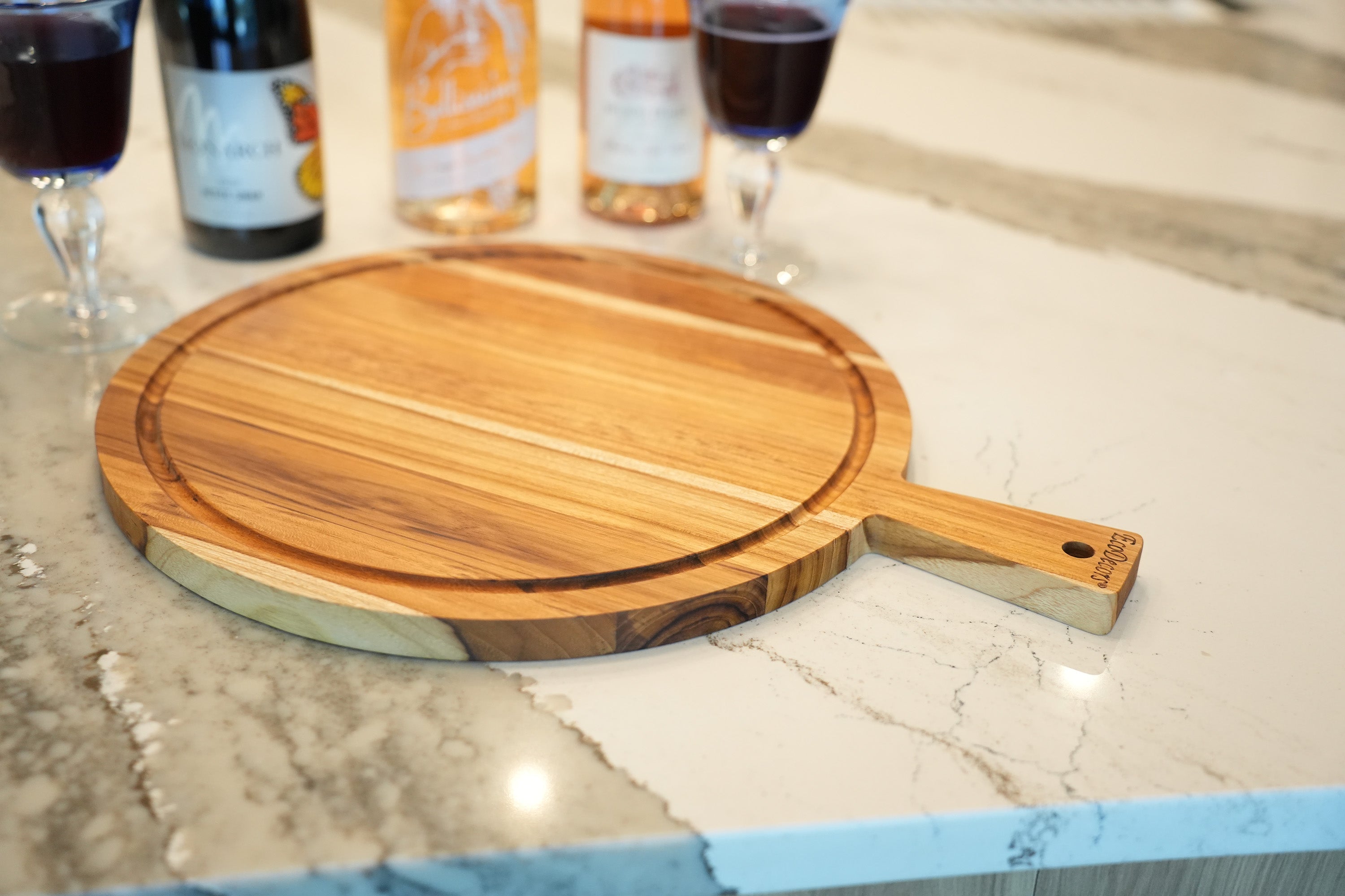EcoDecors 18" x 14" Round FSC Teak Cutting Board with Handle & Juice Groove