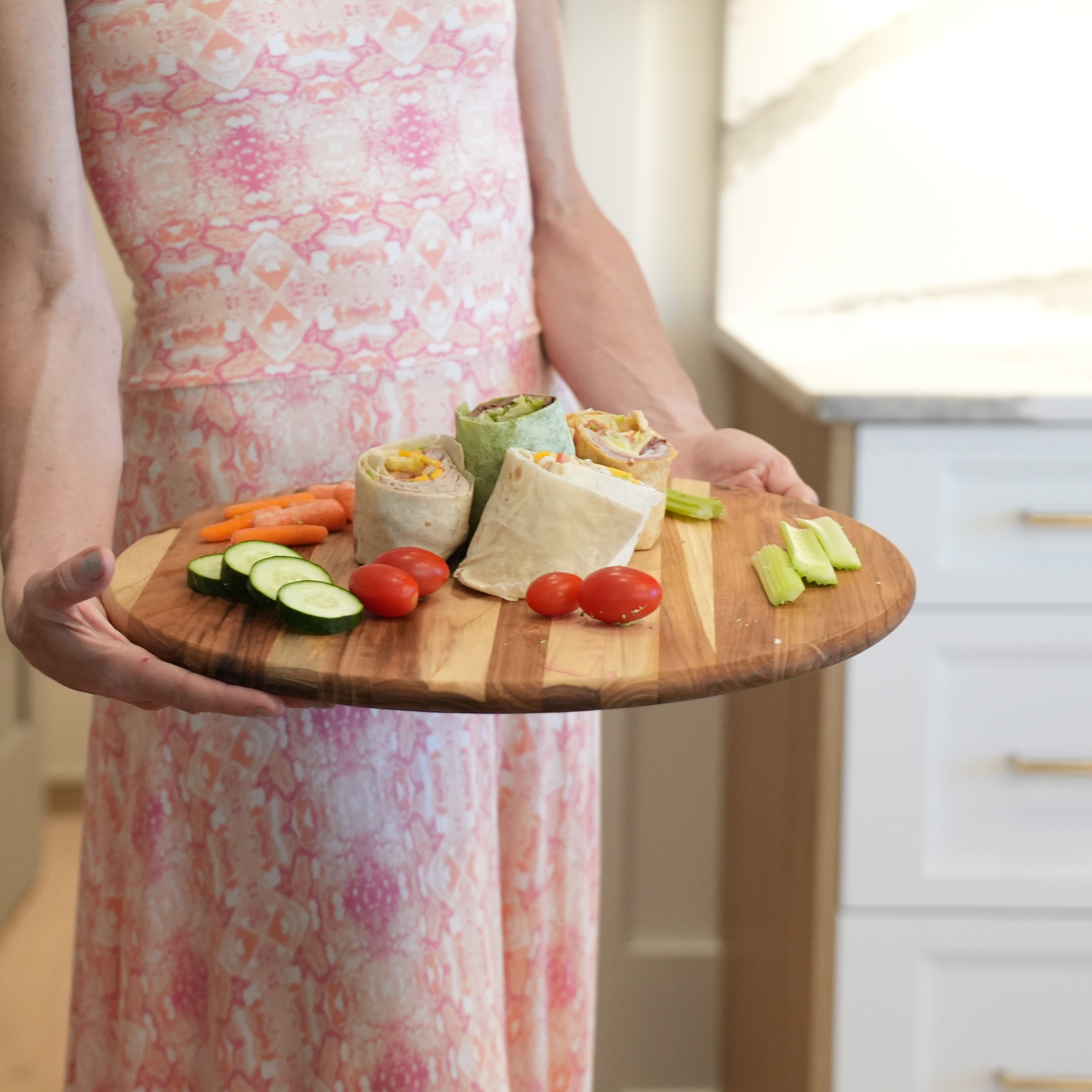 EcoDecors 16" Round Teak Cutting Board, FSC Certified Solid Wood, Edge Grain, Carving Board for Kitchen & Brisket
