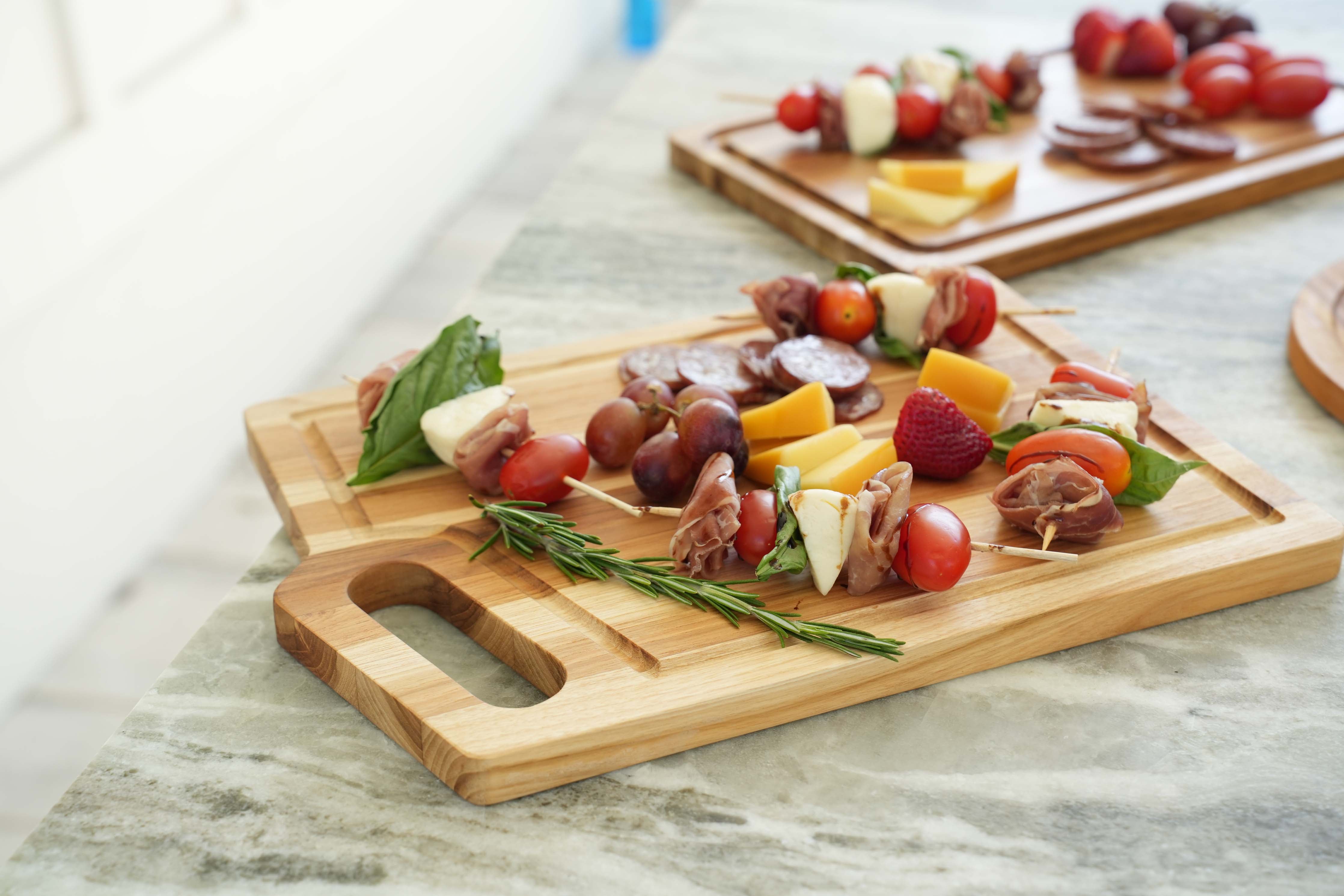 EcoDecors 14x10 FSC Teak Edge Grain Cutting Board with Handle & Groove