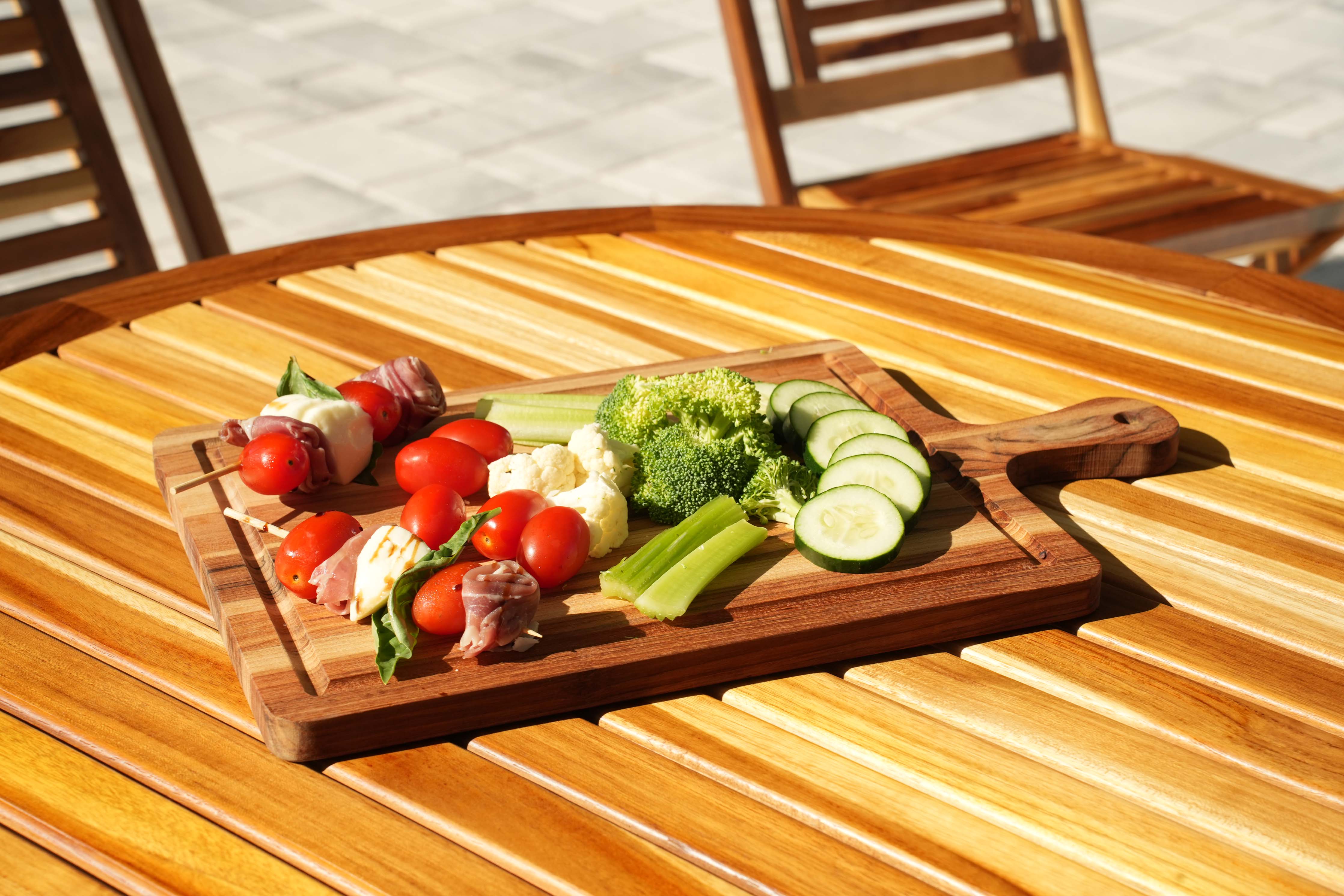 EcoDecors 17x10 FSC Teak Edge Grain Cutting Board with Handle & Groove
