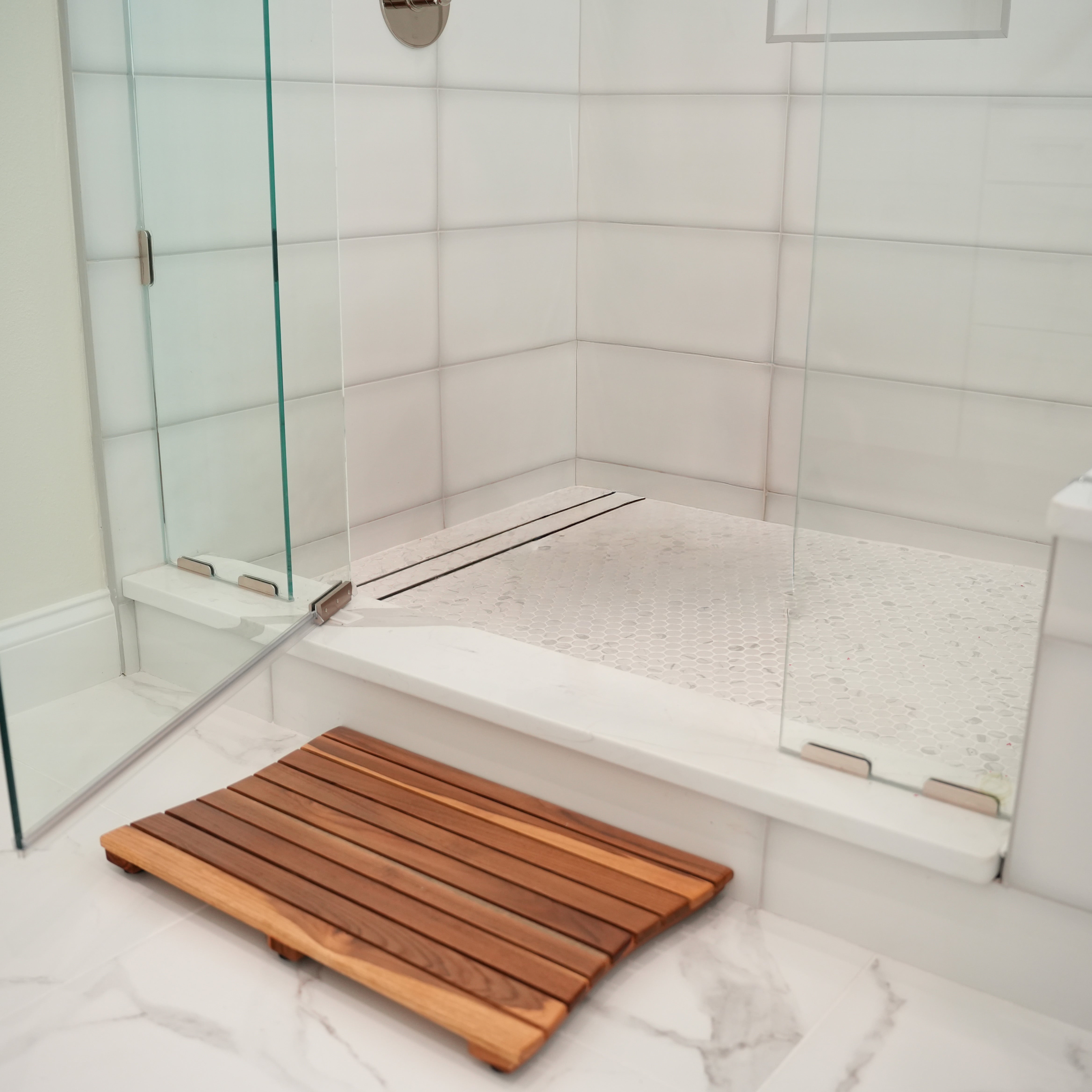 EcoDecors® Eleganto® 31" x 18" Slatted Solid Teak Bath Floor Mat in EarthyTeak Finish